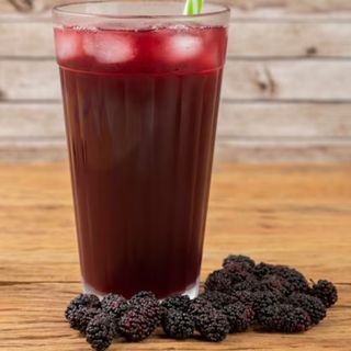 Jugo de mora en agua