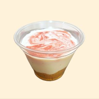 Tarta de queso con fresa en vaso