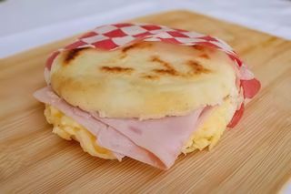 Arepa De Queso Llanero Y Jamón York