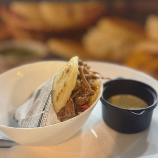 Arepa de carne de ternera mechada