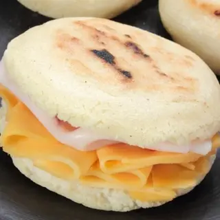 Arepa de jamon dulce y queso cheddar