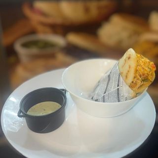 Arepa con relleno de pollo mechado