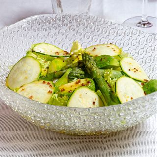 Ensalada verde de lechuga viva, aguacate, trigueros, calabacín, cebolla roja y manzana Golden