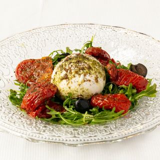 Ensalada de Burratina al pesto suave con tomates semisecos