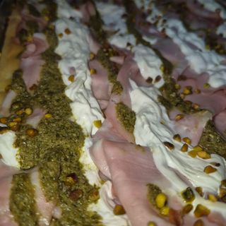 Focaccia mortadella, pesto y stracciatella