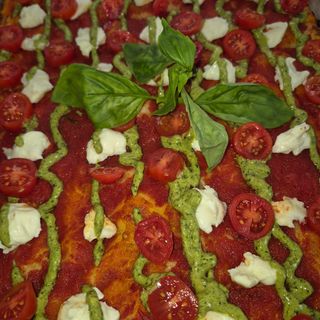 Focaccia roja tomate cherry, pesto y stracchino
