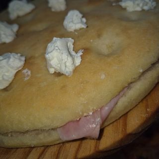 Focaccia rellena queso crema y jamón york