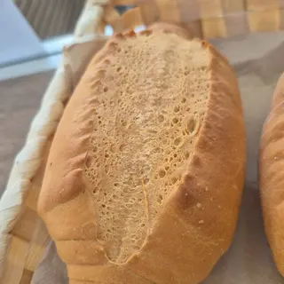 Bocadillo Pancetta "peveri" y provola ahumada