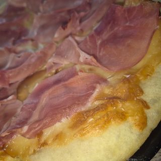 Focaccia jamón york y scamorza ahumada