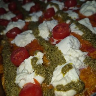 Focaccia con pesto, burrata y tomate cherry