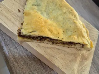 Focaccia carne picada y mozzarella