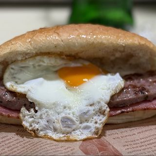 Entrepà de Hamburguesa con bacon y huevo