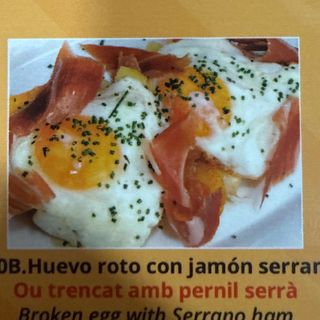 Tapa de Huevos rotos con jamón serrano