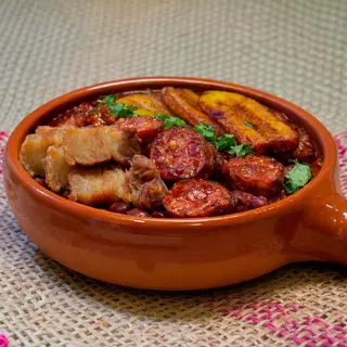 Cazuela de frijoles con arroz blanco