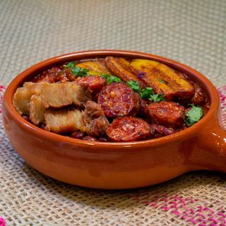 Cazuela de frijoles con arroz blanco