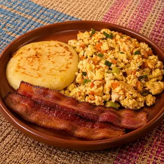 Huevos pericos con bacon o salchicha y arepa de queso