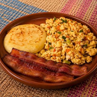 Huevos pericos con bacon o salchicha y arepa de queso
