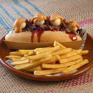 Hot dog con papas fritas