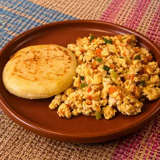 Huevos pericos con arepa de queso
