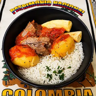 Sudado de ternera con arroz blanco y yuca