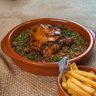 Arroz chino con pollo agridulce y papas fritas