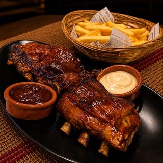 Costillas bbq con papas fritas