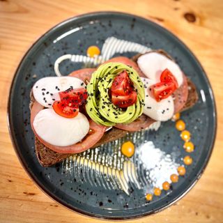 Aguacate, queso mozzarella y tomate cherry