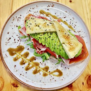 Pesto, rúcula, jamón serrano y queso Brie gratinado