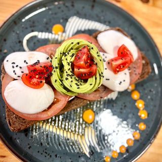 Jamón de pechuga de pavo, aguacate, tomate, pipas y AOVE