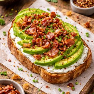 Bacon, queso crema y aguacate