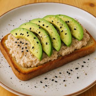 Cremoso de atún, con aguacate, sal pimienta negra y sésamo