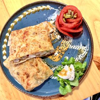 Pechuga de pollo, mézclum, anacardos, bacon y salsa mixta de la casa