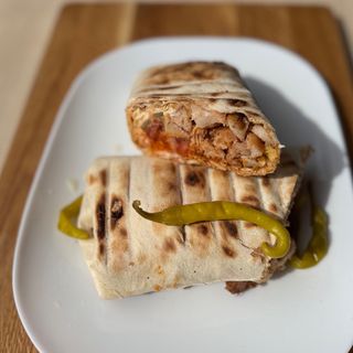 Shawarma de pollo a la parrilla con patatas fritas