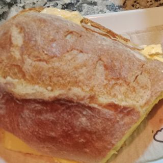 Bocadillo chorizo con queso caliente