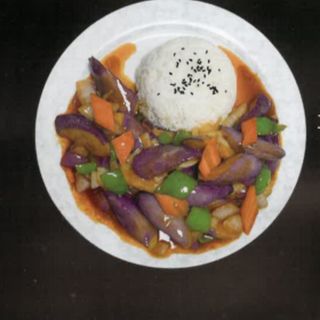 Arroz blanco con berenjenas (vegetariano)