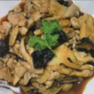 Pollo con bambú y setas