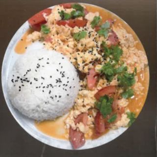 Arroz blanco con tomate y huevo