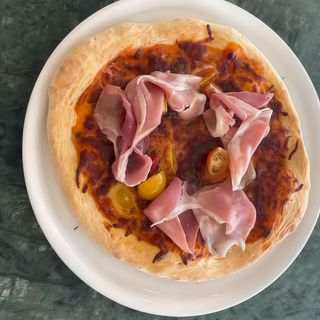 Pizza Tomate con Queso y Subrosada y chorizo