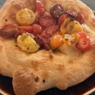 Focaccia de tomate con Ensalada y Balsámico