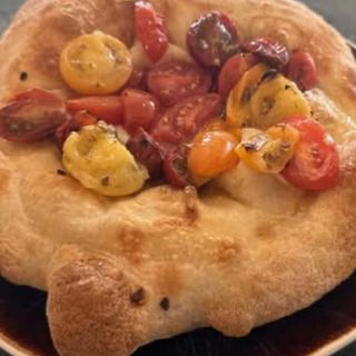 Focaccia de tomate con Ensalada y Balsámico