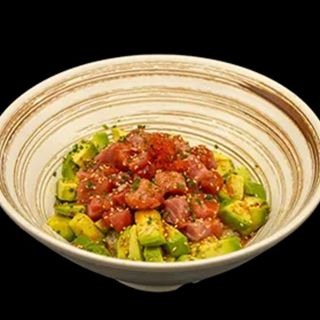 Poke de atún con tobiko