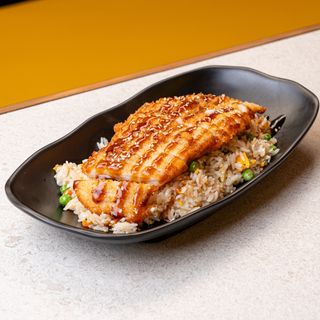 Arroz frito con pollo frito