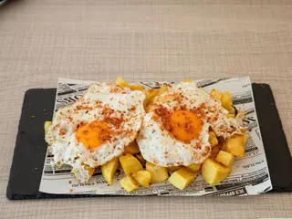 Huevos rotos con jamón