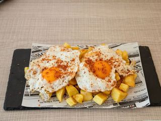 Huevos rotos con jamón