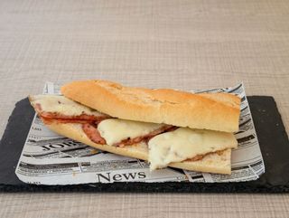 Bocadillo de bacon y queso