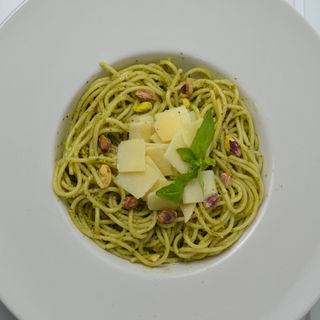 Espaguetis Con Pesto De Pistachos Y Virutas De Parmesano