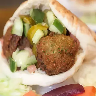 Pan pita de falafel con verduras