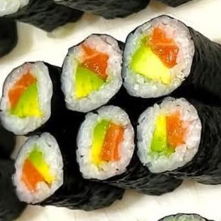 Maki salmón aguacate 8 unidad