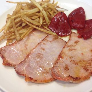 Lomo adobado patatas fritas, verdura y pan