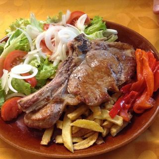 Chuleta de cerdo con patata fritas y verdura